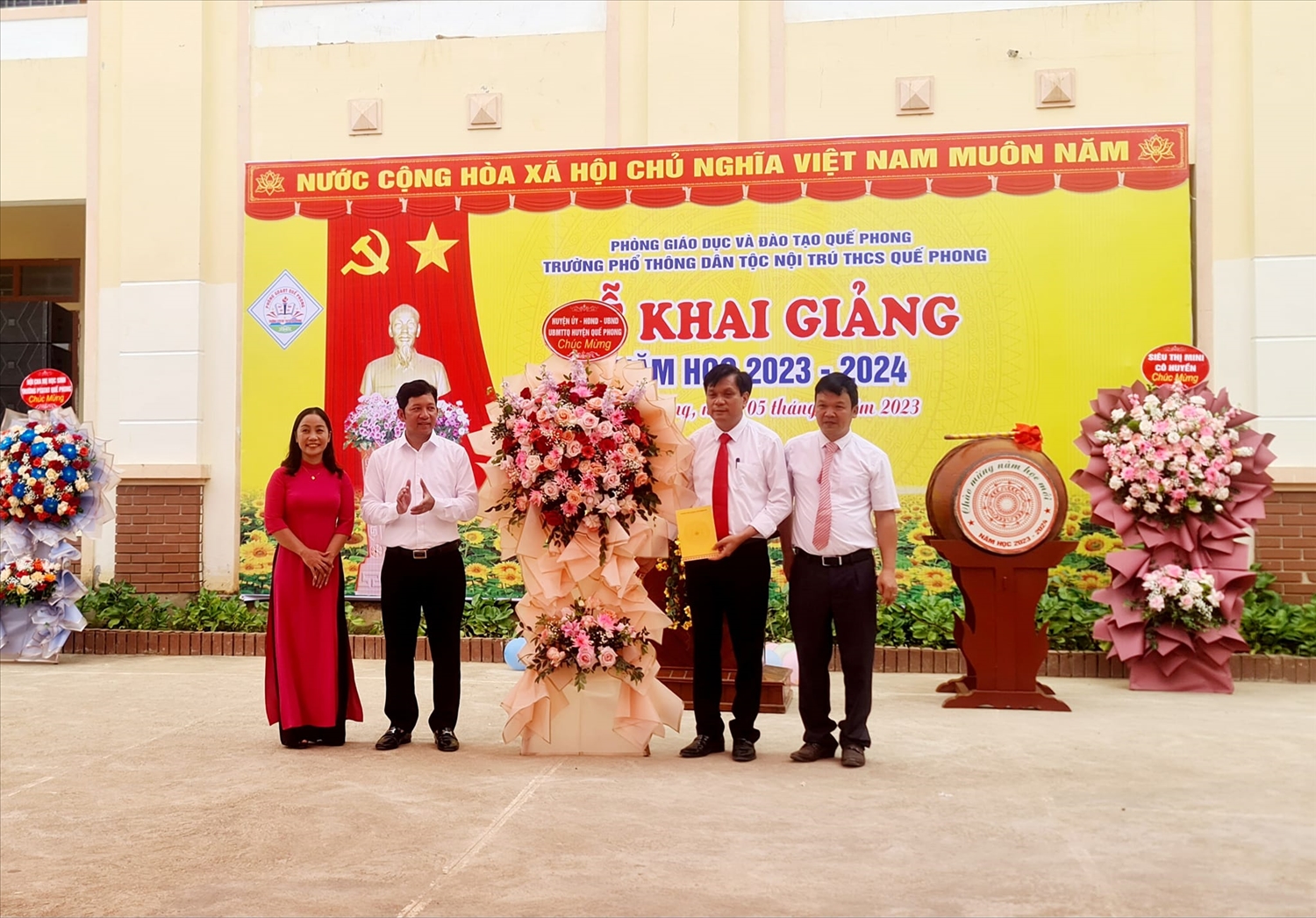 Ông Dương Hoàng Vũ - Chủ tịch UBND huyện Quế Phong (Nghệ An) đến chung vui và động viên thầy, trò Trường PTDT Nội trú huyện Quế Phong