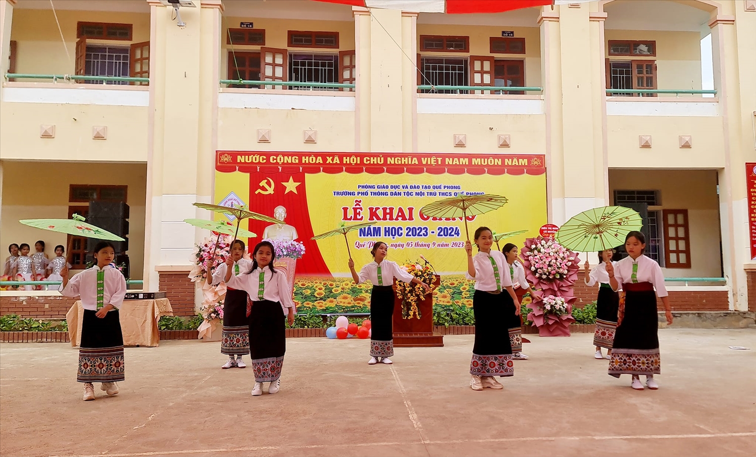 Là huyện vùng cao, Quế Phong (Nghệ An) có nhiều thành phần dân tộc cùng sinh sống. Ngày khai giảng năm học mới đậm đà bản sắc thể hiện qua trang phục của các em học sinh thân yêu