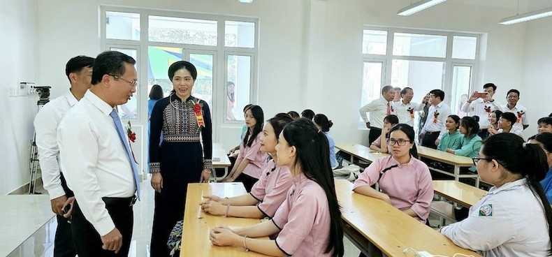 Lãnh đạo tỉnh Quảng Ninh trò chuyện và động viên các em học sinh Trường THPT Bình Liêu 