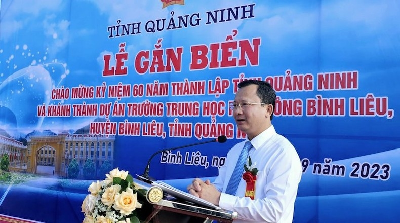 Quyền Chủ tịch Ủy ban nhân dân tỉnh Quảng Ninh Cao Tường Huy phát biểu tại lễ gắn biển công trình Trường Trung học phổ thông Bình Liêu
