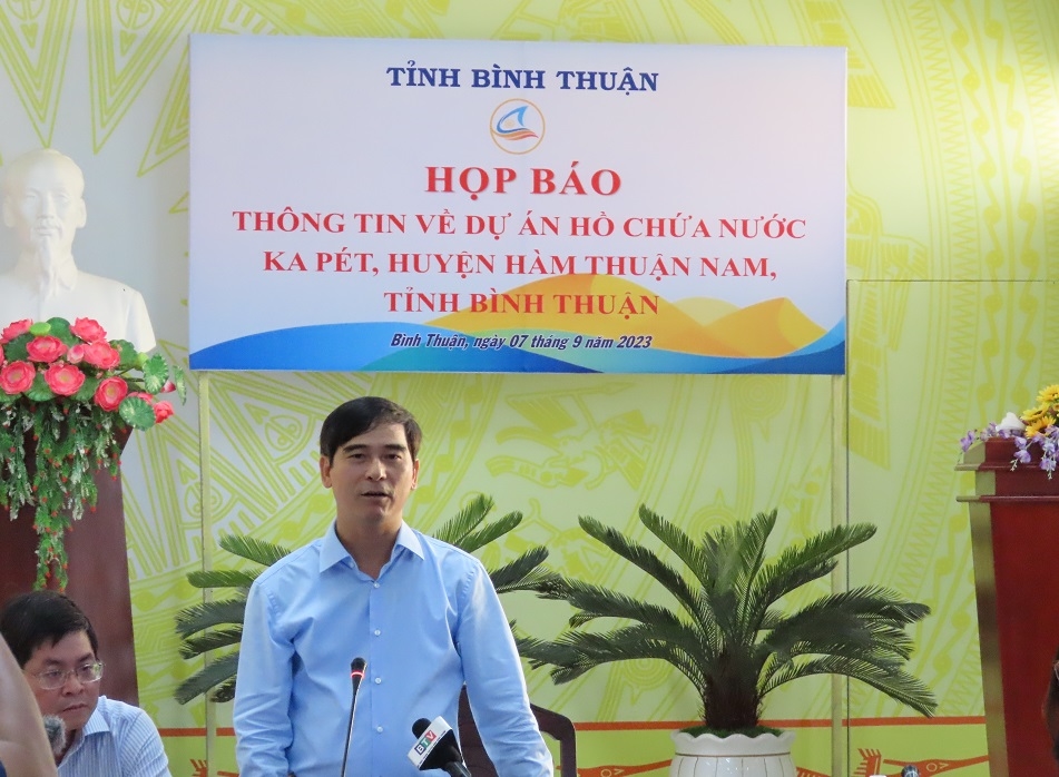 Ông Dương Văn An, Bí thư tỉnh uỷ, Trưởng đoàn đại biểu Quốc hội tỉnh Bình Thuận chia sẻ thông tin tại buổi họp báo