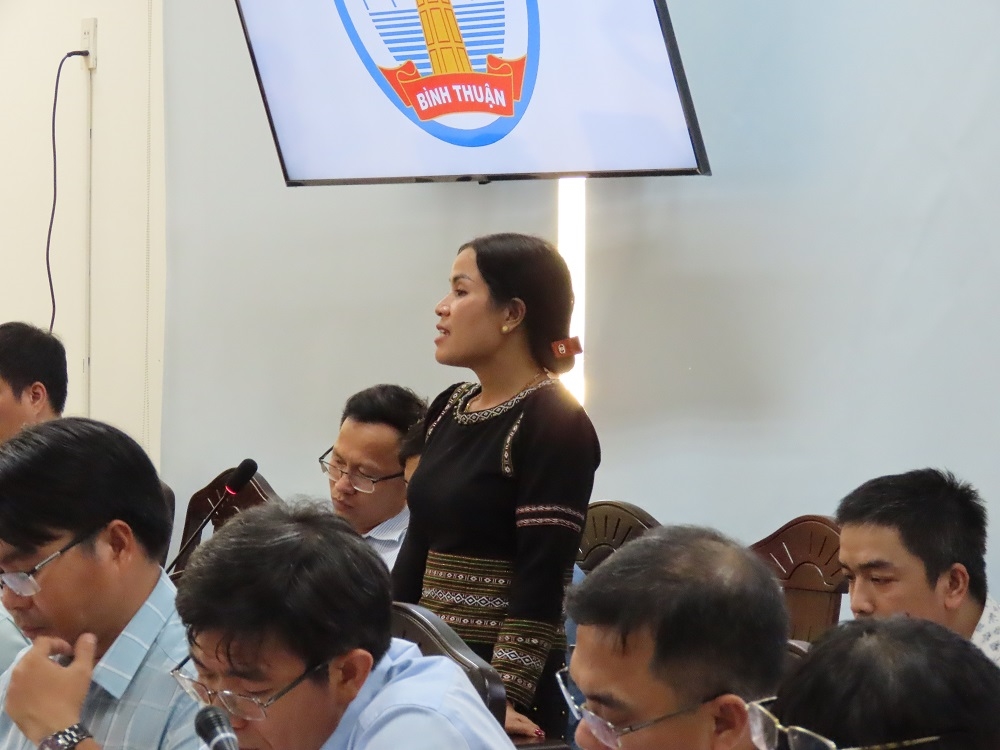 Bà Hoàng Thị Kha - Chủ tịch UBND xã Mỹ Thạnh trả lời thắc mắc của báo Dân tộc và Phát triển liên quan đến ảnh hưởng của dự án đối với đời sống của đồng bào DTTS trong khu vực