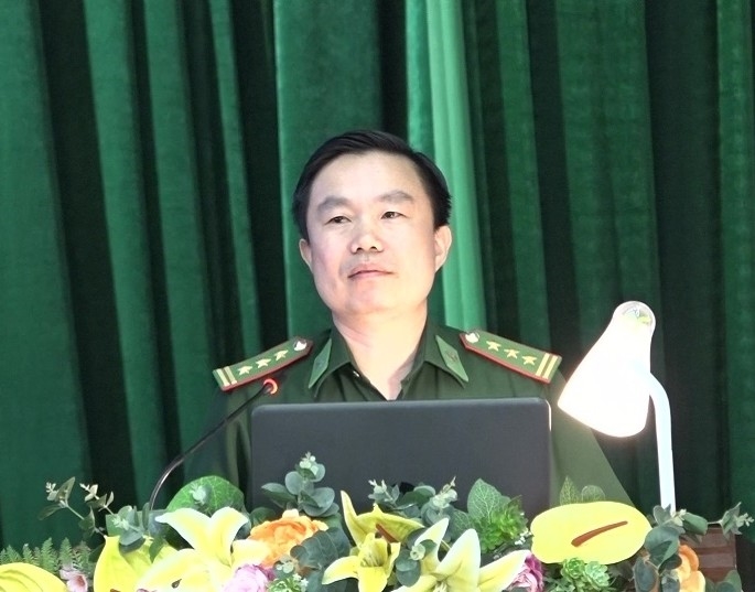 Thượng tá Lê Tiến Viên - Phó Chủ nhiệm Chính trị - Bộ Chỉ huy Bộ đội Biên phòng Thanh Hóa, truyền đạt kỹ năng, nghiệp vụ công tác dân vận của đội ngũ cán bộ ở khu vực biên giới trong tình hình mới
