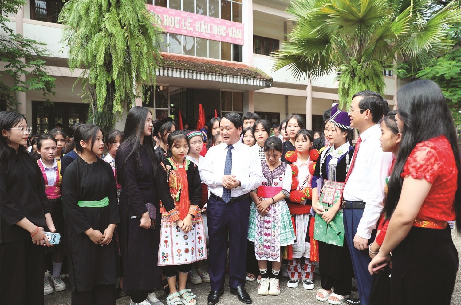 Bộ trưởng, Chủ nhiệm Ủy ban Dân tộc Hầu A Lềnh trò chuyện với các em học sinh Trường Phổ thông Vùng cao Việt Bắc.