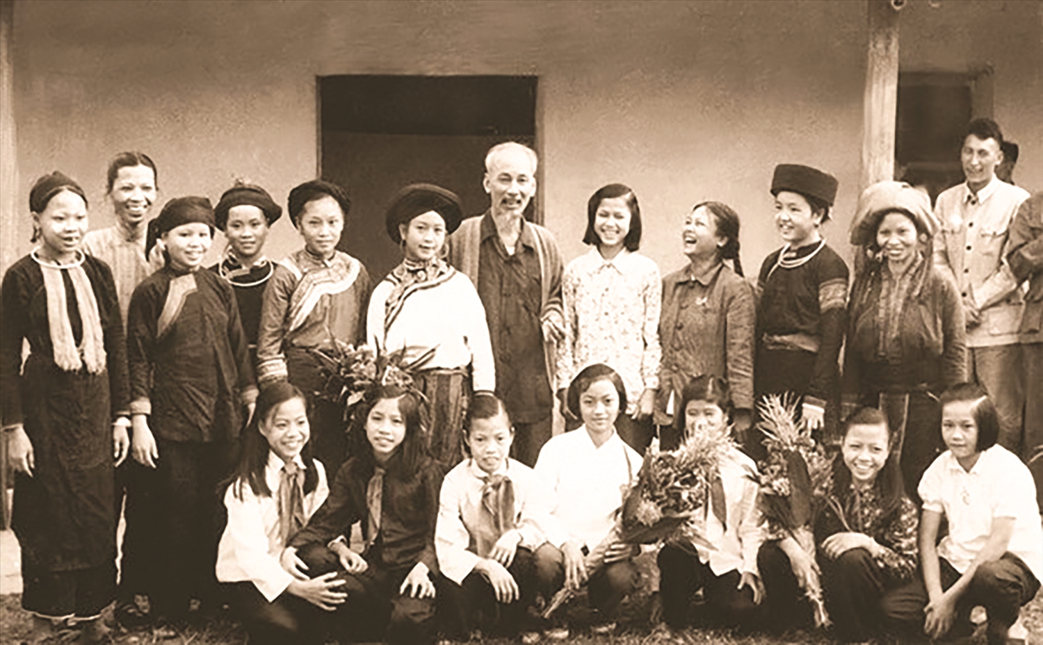 Bác Hồ chụp ảnh lưu niệm với đại biểu thiếu nhi và phụ nữ các dân tộc tỉnh Lào Cai ngày 23/9/1958.(Ảnh: Tư liệu TTXVN)