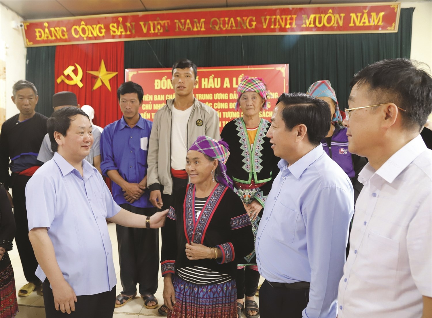 Bộ trưởng, Chủ nhiệm Ủy ban Dân tộc Hầu A Lềnh trò chuyện với lãnh đạo và đồng bào các DTTS tỉnh Lai Châu (tháng 6/2022).