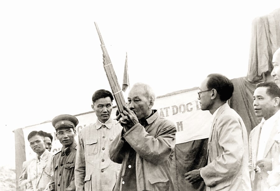 Chủ tịch Hồ Chí Minh thổi chiếc khèn do đồng bào Yên Châu tặng kỷ niệm trong chuyến thăm Nhân dân các dân tộc Tây Bắc, ngày 7 tháng 5 năm 1959. 
