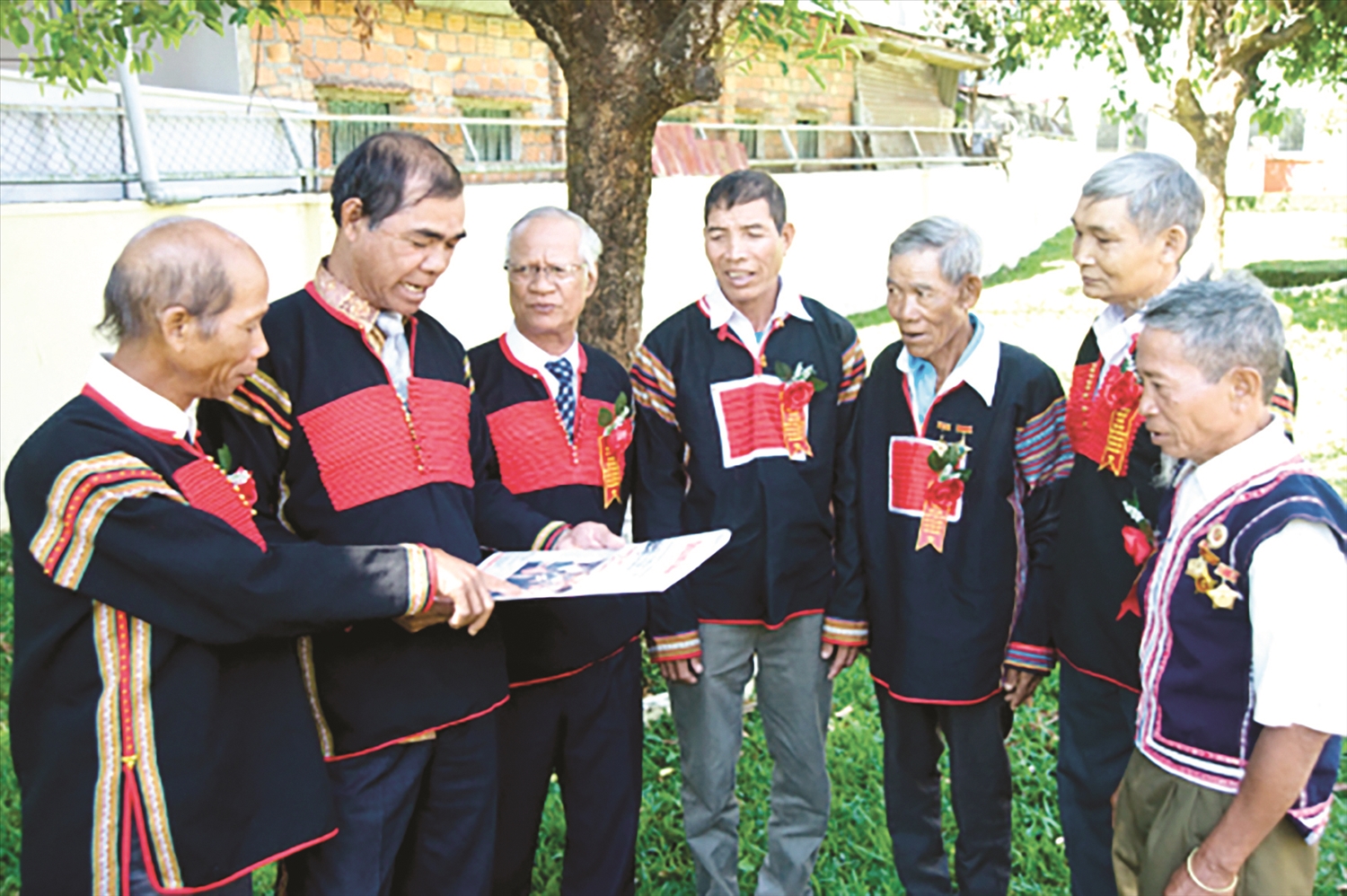 Các già làng tiêu biểu trong cộng đồng các dân tộc Tây Nguyên trao đổi kinh nghiệm trong công tác xã hội. (Ảnh: Thái Kim Nga)