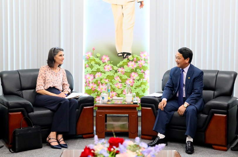Bộ trưởng, Chủ nhiệm UBDT Hầu A Lềnh tiếp bà Ramla Khalidi, Trưởng Đại diện Chương trình Phát triển của Liên Hợp Quốc (UNDP) tại Việt Nam ngày 21/11/2022. (Ảnh Hoàng Quý).
