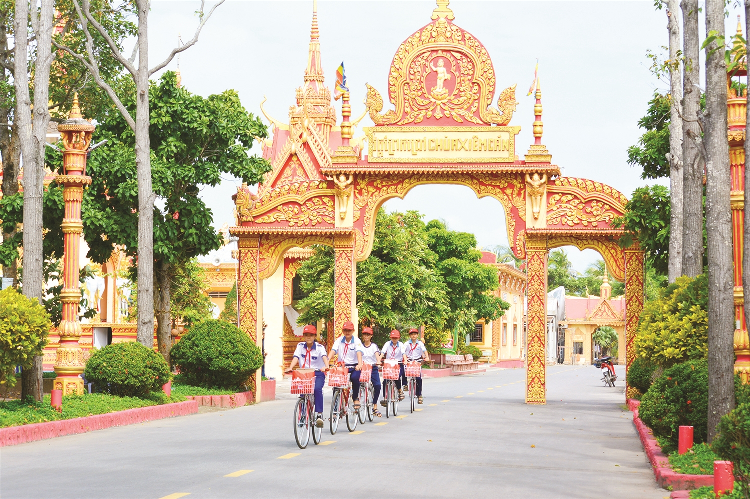 Chùa Xiêm Cán, một trong những ngôi chùa Khmer có kiến trúc đẹp và là nơi sinh hoạt tâm linh, tổ chức các hoạt động văn hóa của đồng bào Khmer trên địa bàn tỉnh trong những ngày Tết đến, Xuân về