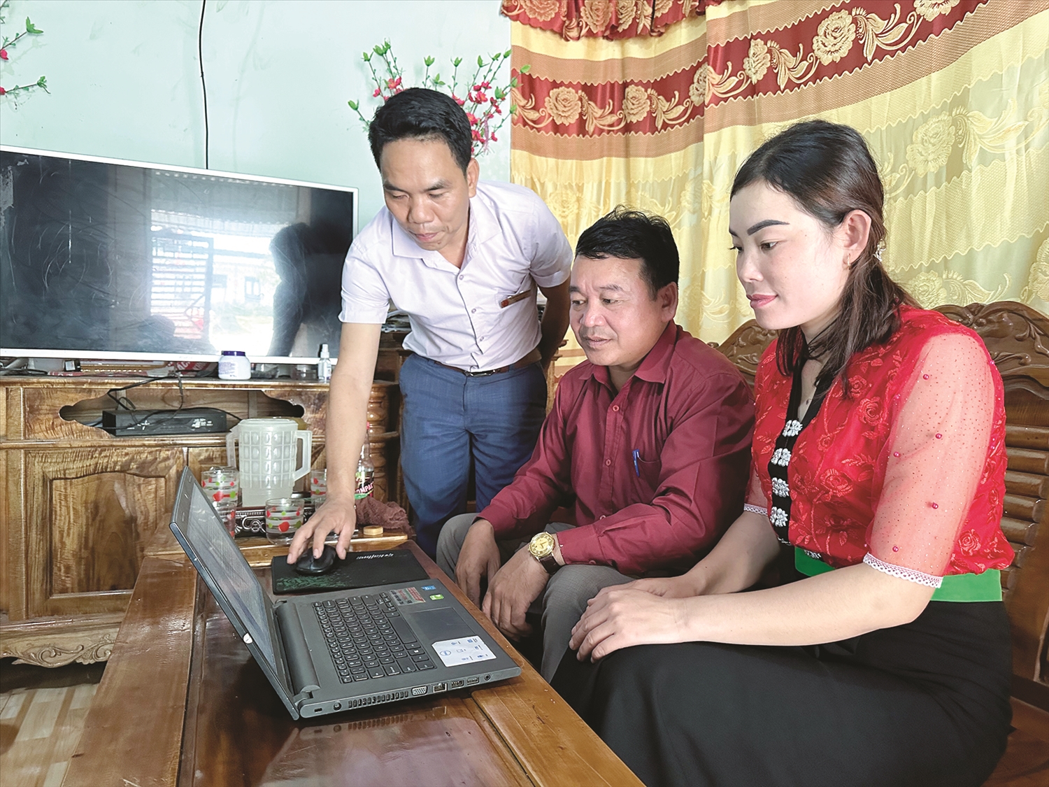Phó Chủ tịch xã Nhôn Mai Lương Văn Thành trong một buổi hướng dẫn sử dụng máy tính nâng cao cho các trưởng bản
