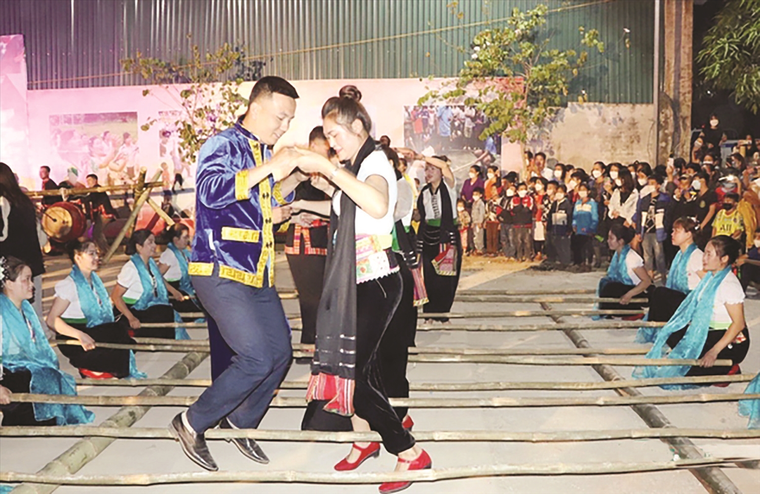 Tiết mục nhảy sạp trong lễ hội té nước, huyện Phong Thổ năm 2022