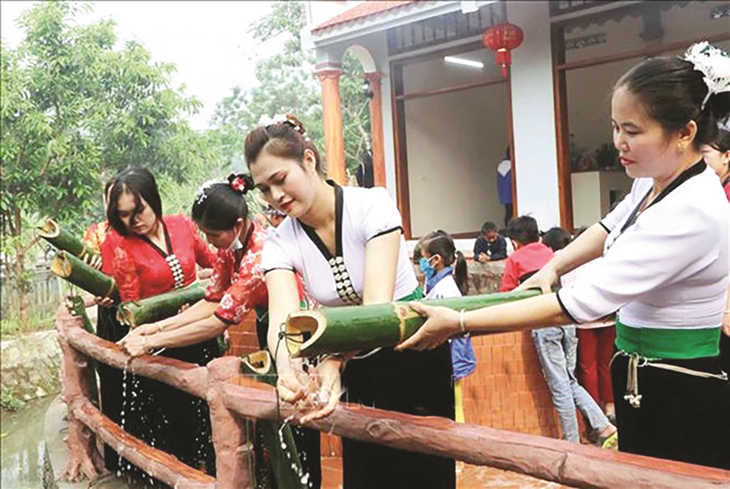 Du khách trải nghiệm văn hóa dân tộc Thái tại lễ hội Nàng Han, huyện Phong Thổ năm 2022