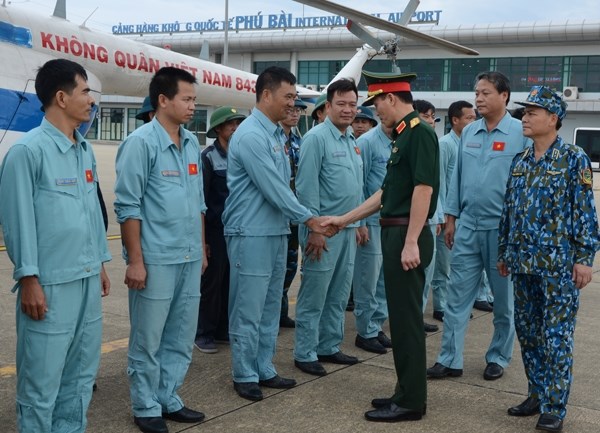 Trung tướng Nguyễn Trọng Bình kiểm tra, động viên tổ bay và lực lượng tìm kiếm cứu nạn của Trung đoàn 930