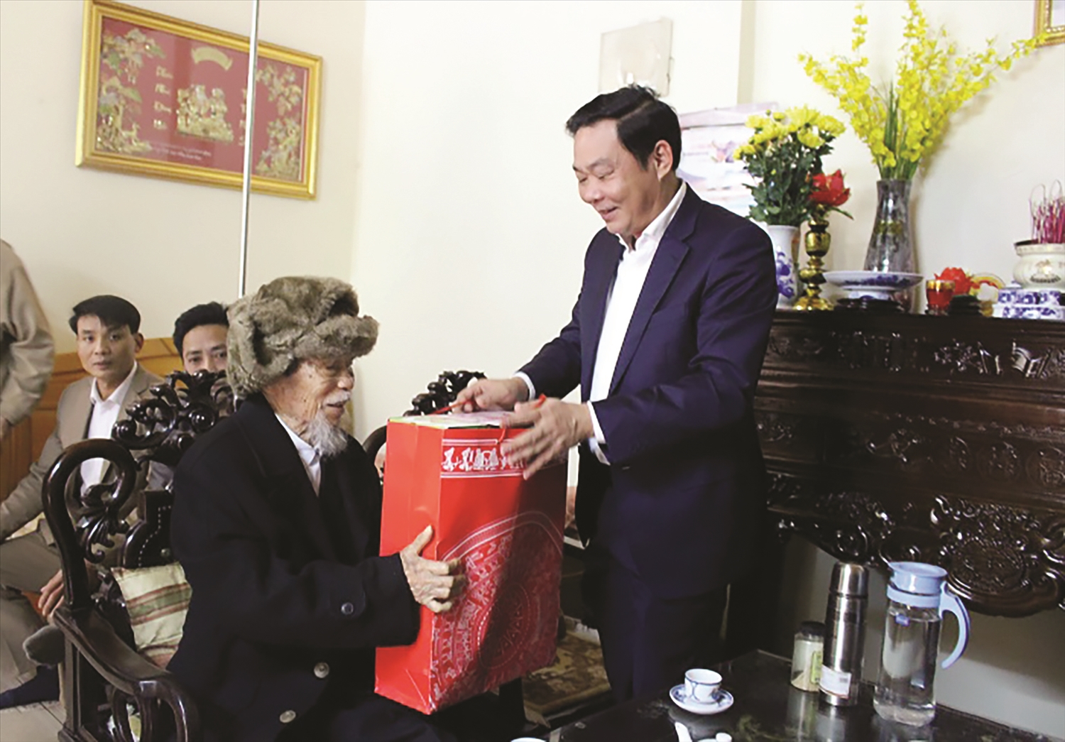 Phó Chủ tịch UBND TP. Hà Nội Lê Hồng Sơn thăm tặng quà cán bộ lão thành cách mạng huyện Chương Mỹ