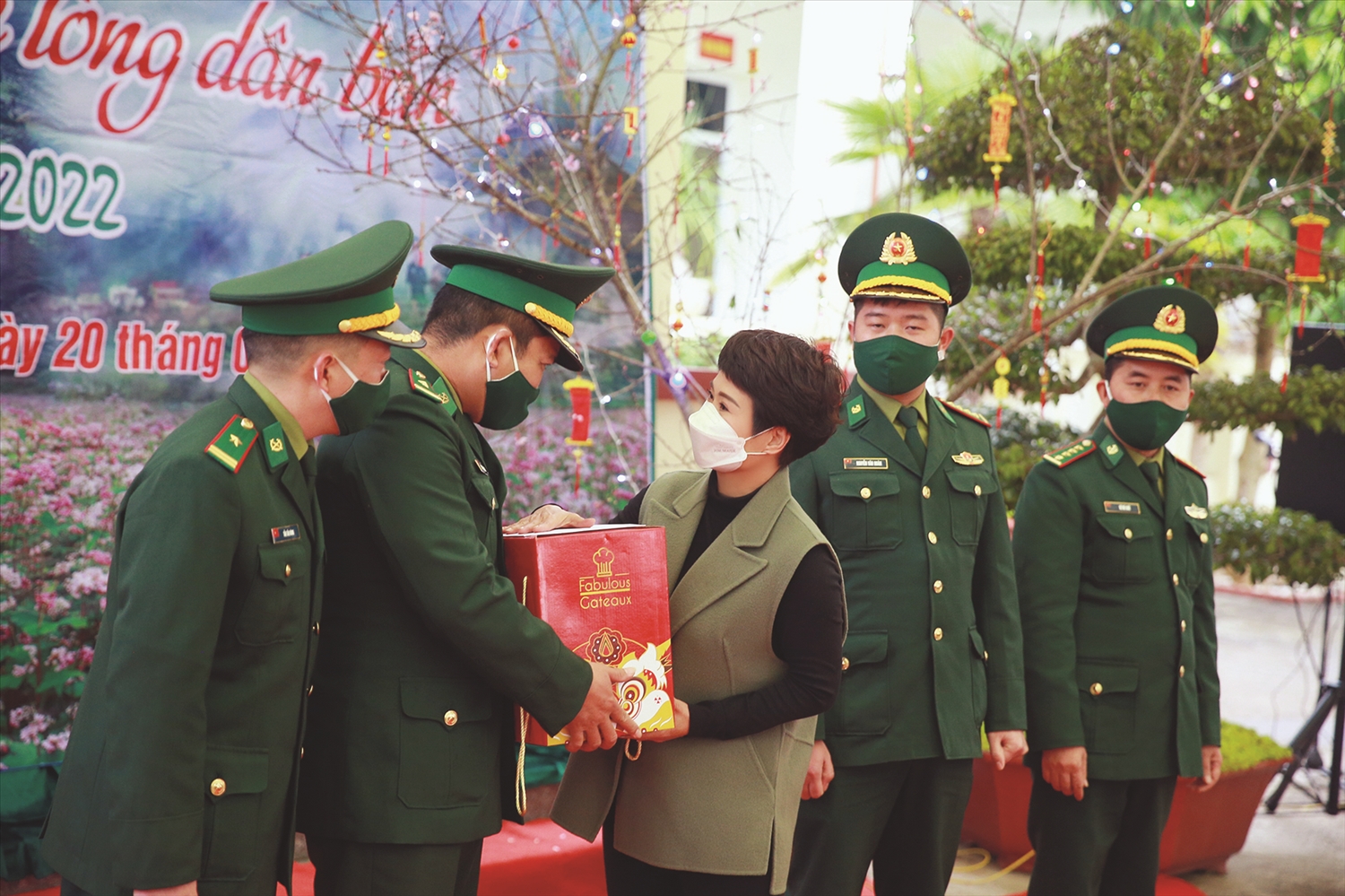 Chị Nguyễn Hồng Vân tham gia Đoàn công tác của Ủy ban Dân tộc tặng quà, động viên cán bộ, chiến sĩ Bộ đội Biên phòng tại huyện Mường Lát, Thanh Hoá (Tháng 1/2020)