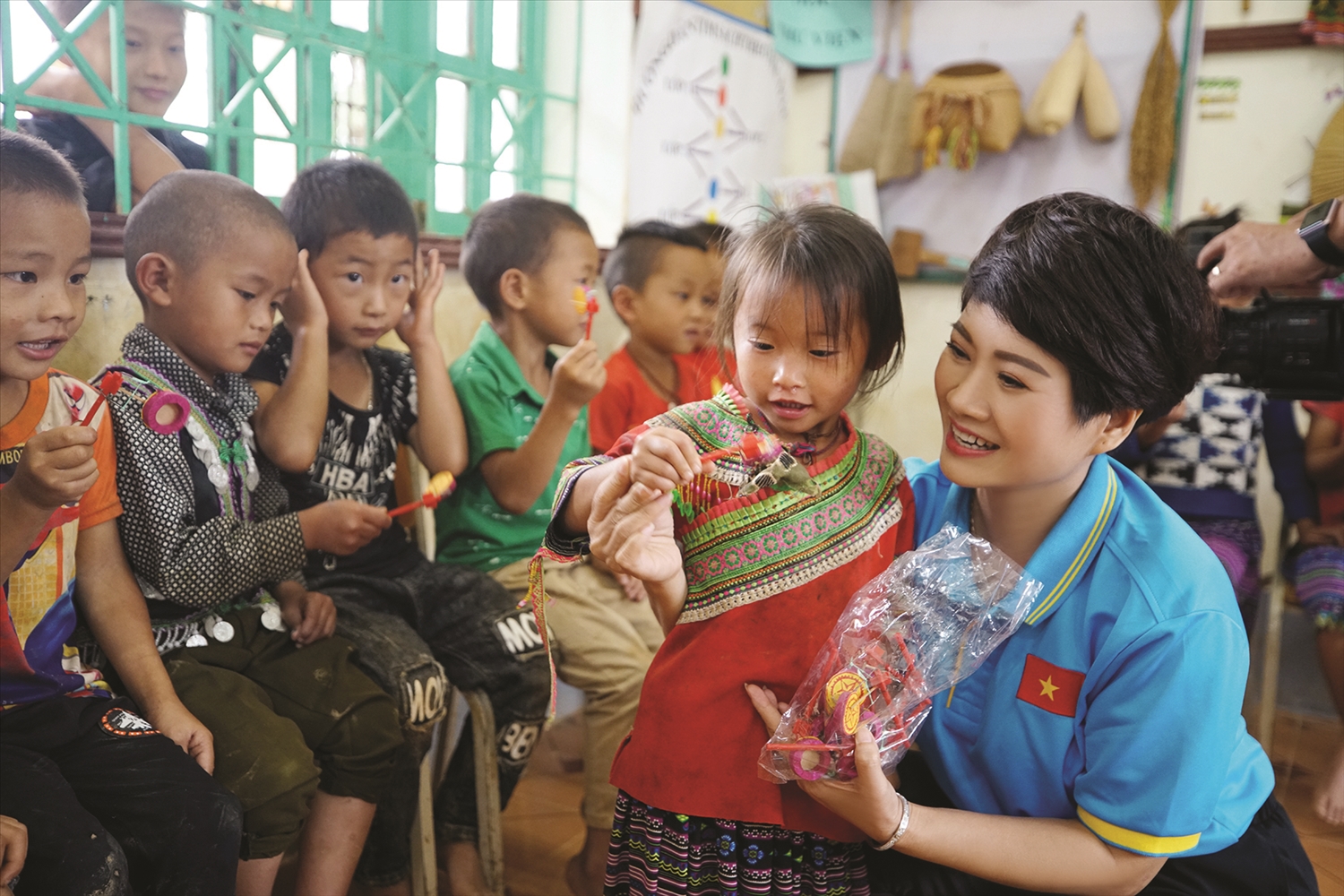 Chị Nguyễn Hồng Vân trong một chuyến thăm, tặng quà các em nhỏ vùng cao