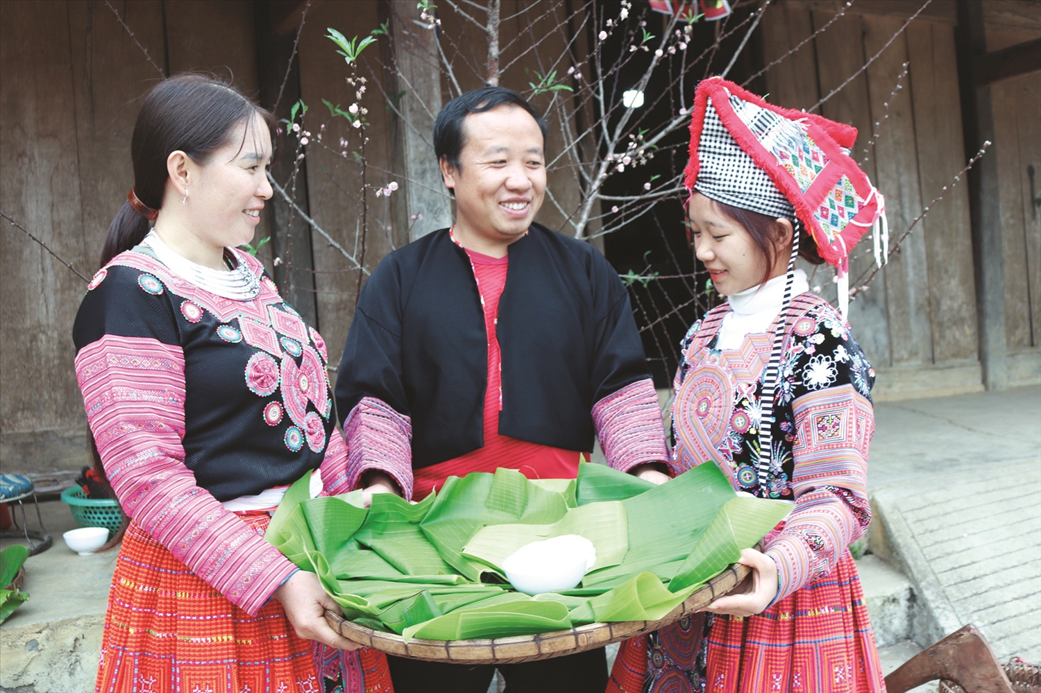 Bánh giầy là món bánh truyền thống không thể thiếu trong mâm cỗ đãi khách ngày Tết của đồng bào Mông