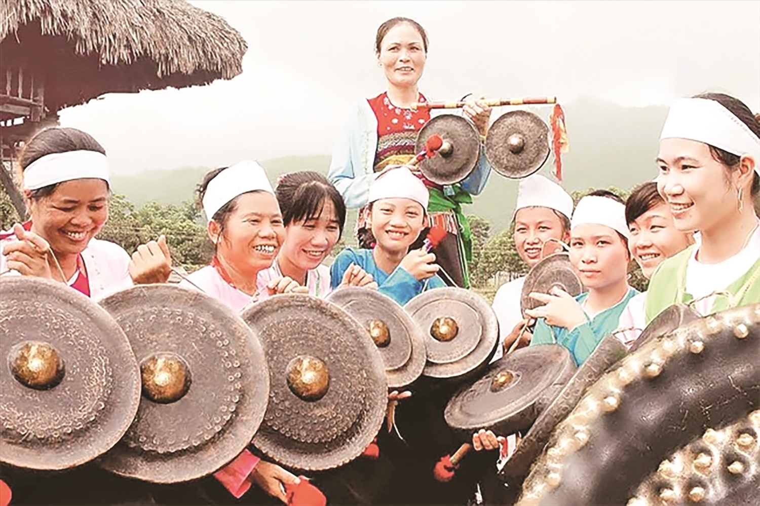 Phụ nữ dân tộc Mường, huyện Ba Vì biểu diễn cồng chiêng