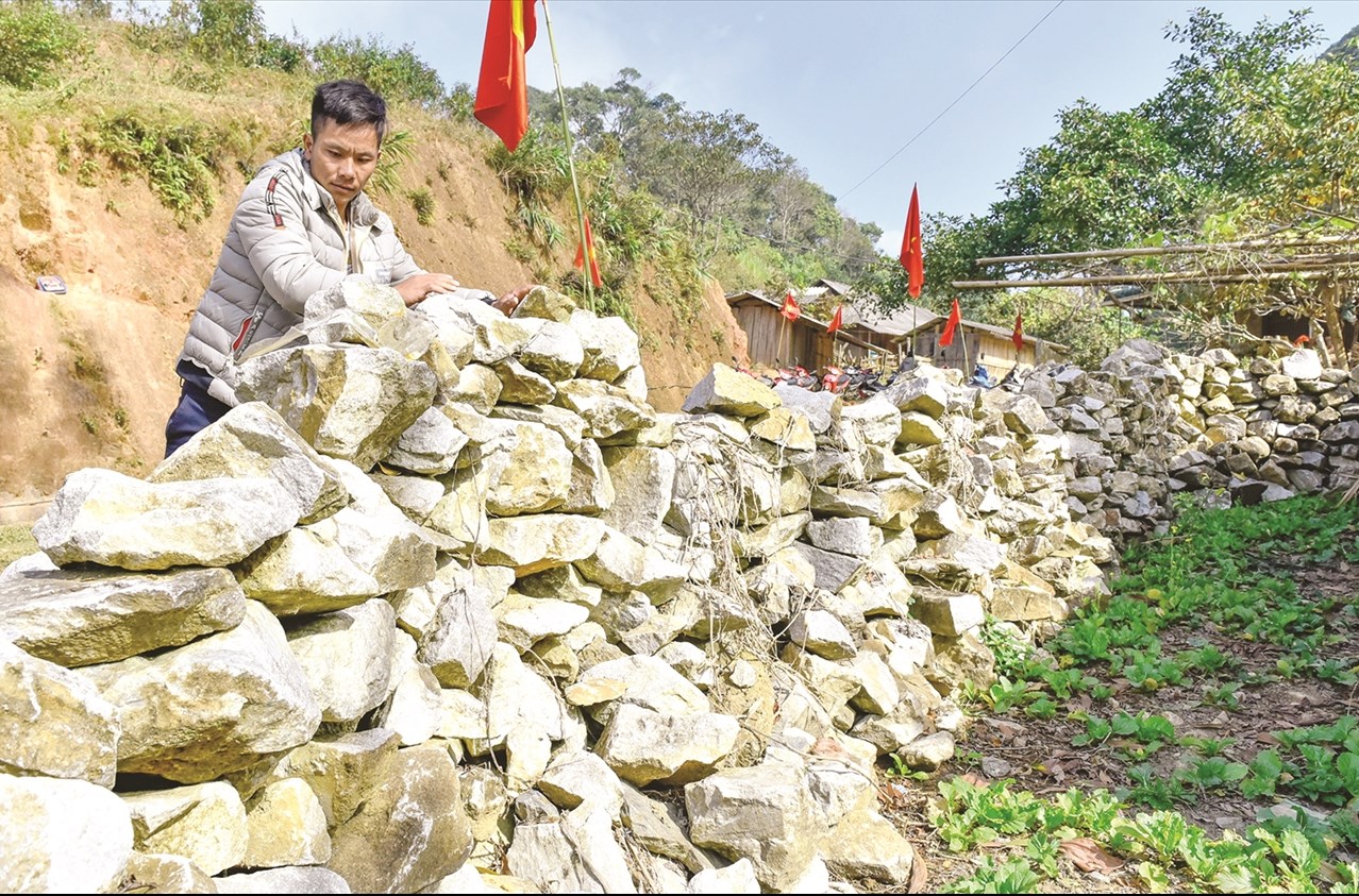 Bức tường đá dài hàng trăm mét được đồng bào Mông dựng lên không chỉ giúp bảo vệ tài sản mà còn tạo thành nét văn hóa độc đáo trên mảnh đất Sài Khao