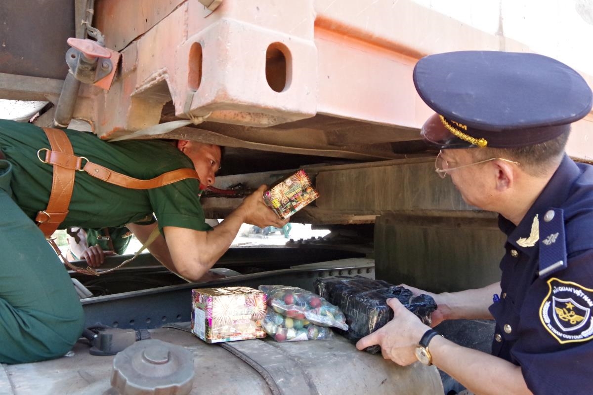 Bộ đội Biên phòng Hà Tĩnh bắt giữ 2 đối tượng vận chuyển pháo và ma túy tổng hợp qua Cửa khẩu Cầu Treo 1