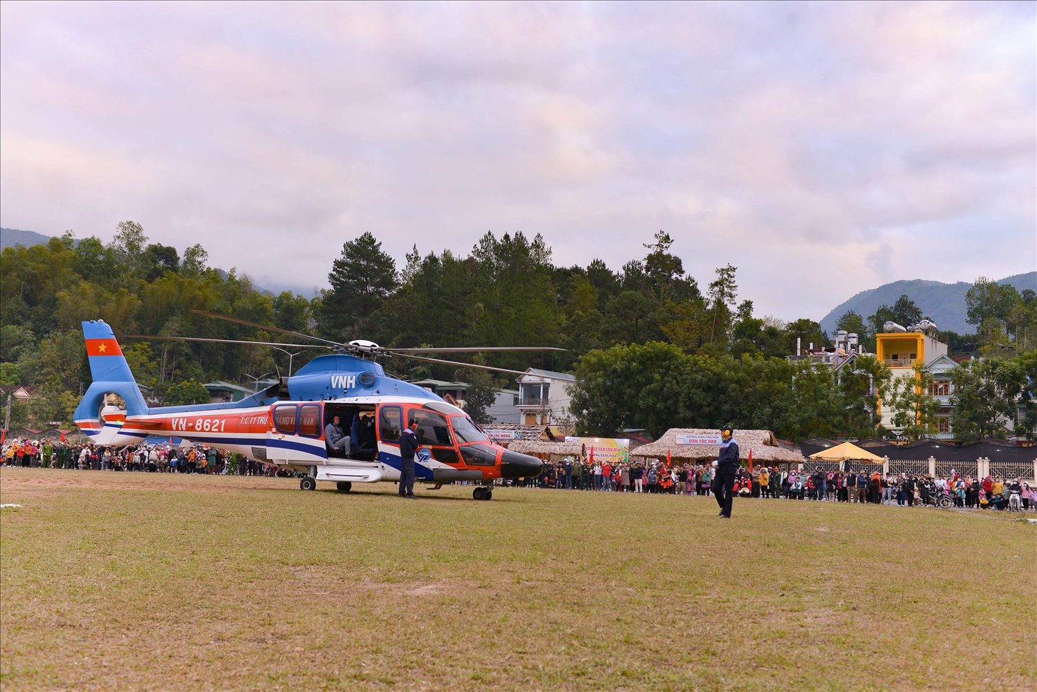 Lần đầu tiên huyện Than Uyên tổ chức hoạt động trải nghiệm “phố núi Than Uyên từ trên cao” bằng máy bay trực thăng (do Công ty trực thăng miền Bắc tổ chức)…