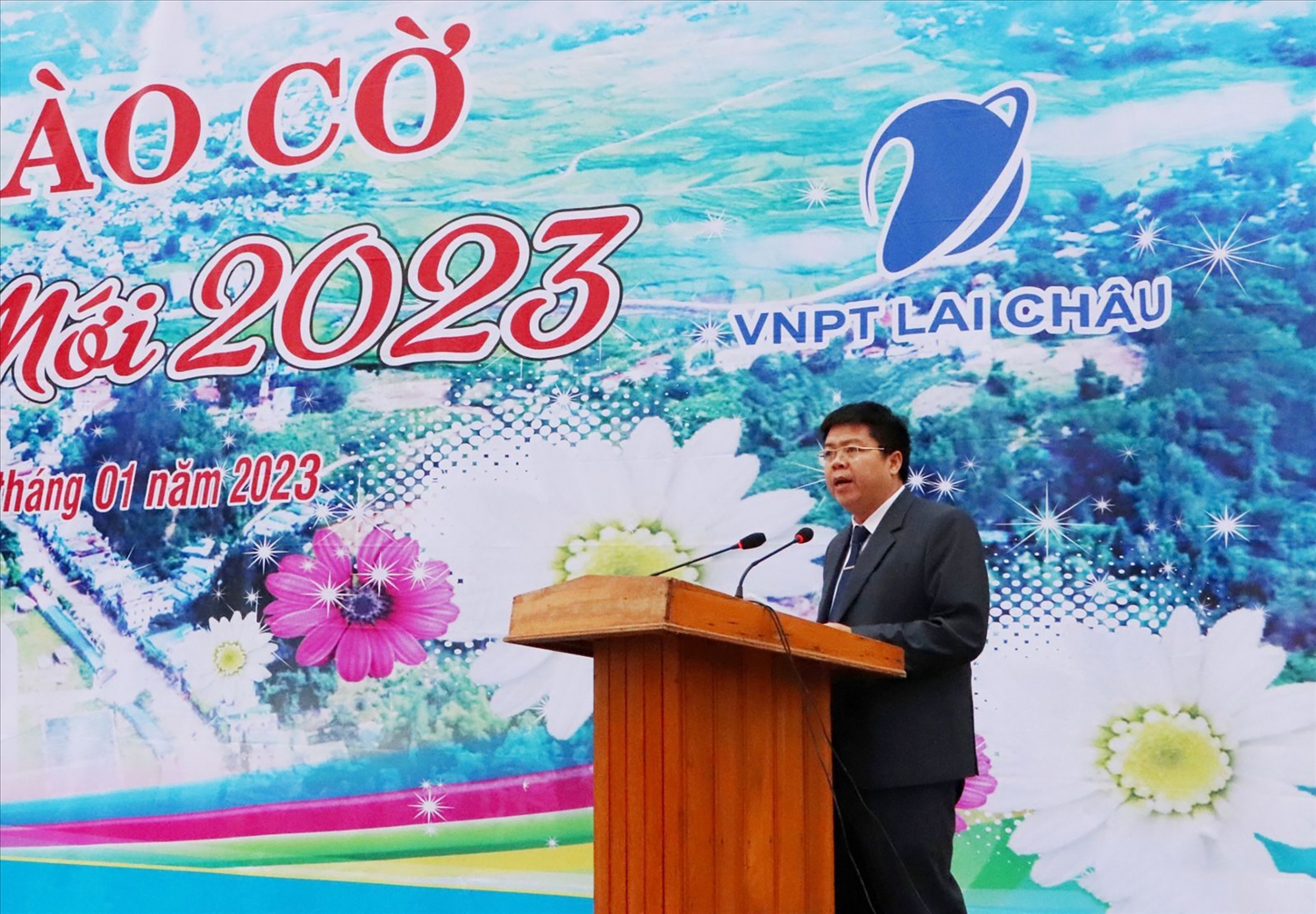 Ông Lò Văn Hương - Ủy viên Ban Chấp hành Đảng bộ tỉnh, Bí thư Huyện ủy, Chủ tịch UBND huyện báo cáo kết quả phát triển kinh tế - xã hội năm 2022 của huyện.