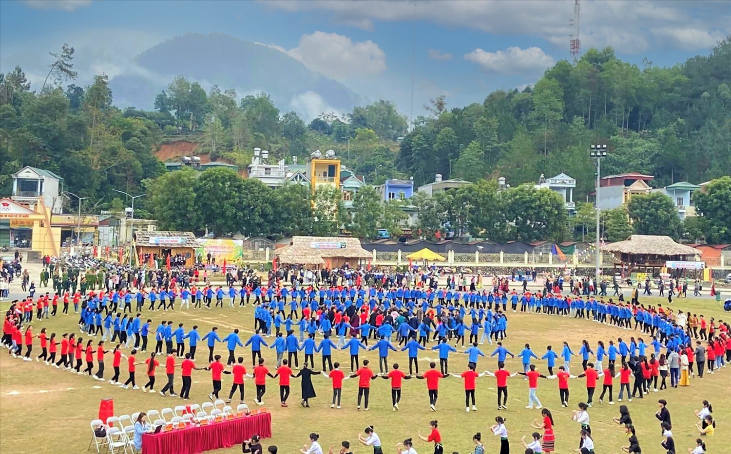 Tại Chương trình Chào năm mới 2023 đã diễn ra màn múa Xòe với sự tham gia của đông đảo đại biểu, Nhân dân và du khách.