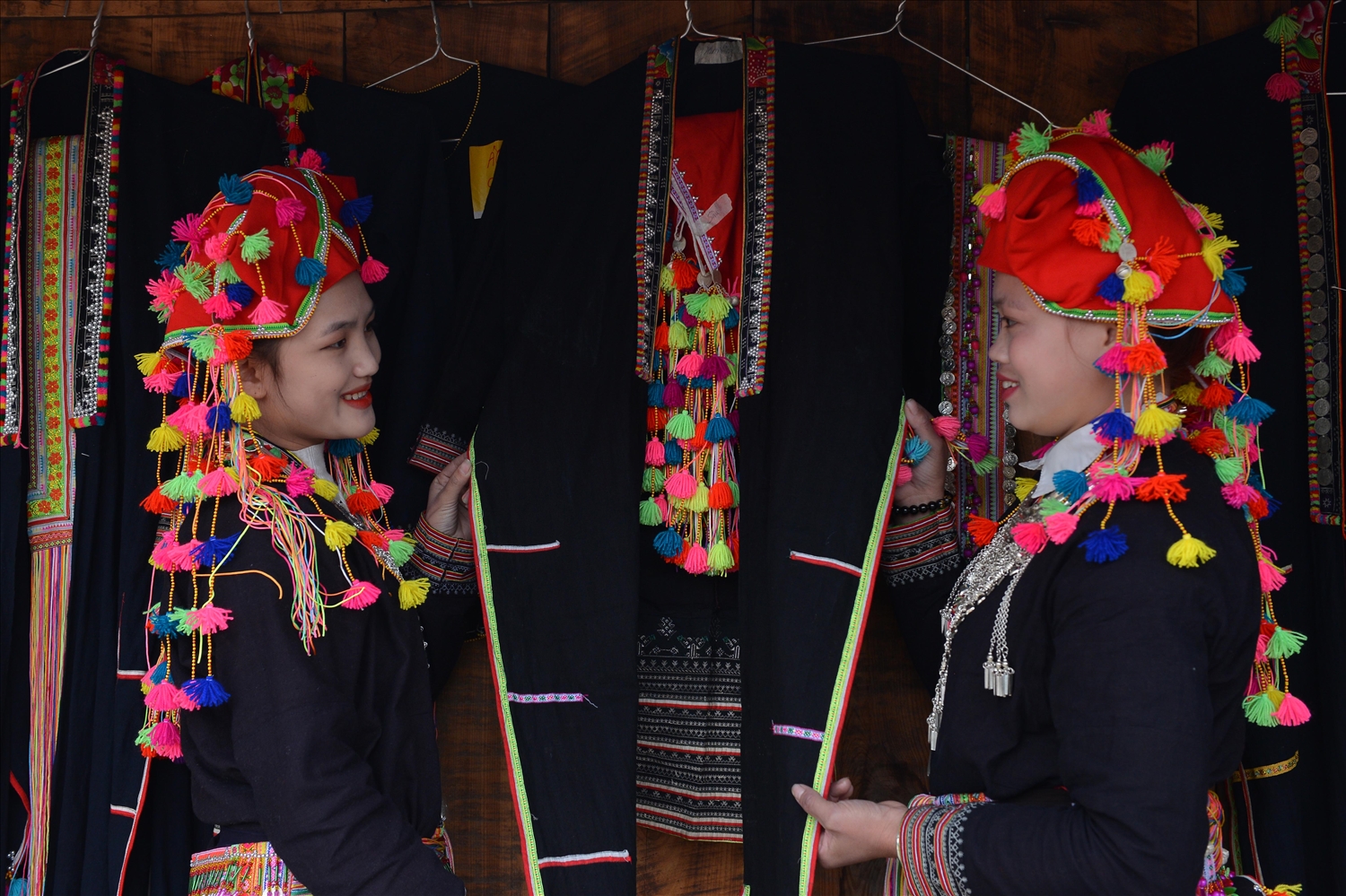Các thiếu nữ Dao đỏ dịu dàng bên những trang phục thổ cẩm truyền thống