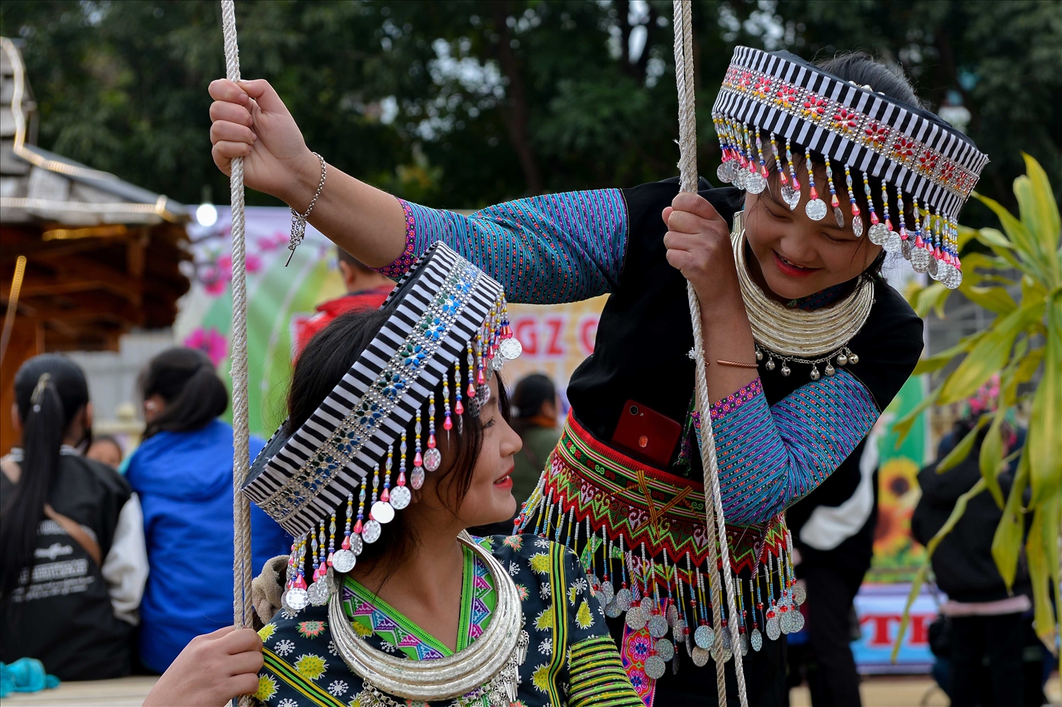 Các cô gái Mông xã Tà Mung về tham dự Chương trình Chào năm mới 2023