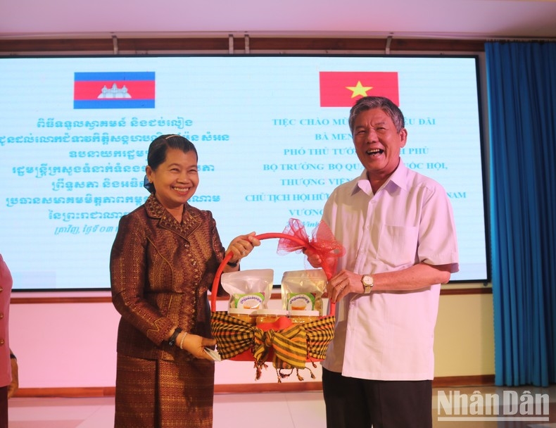 Bí thư Tỉnh ủy Trà Vinh Ngô Chí Cường nhận quà Tết của Đoàn đại biểu cấp cao Vương quốc Campuchia.