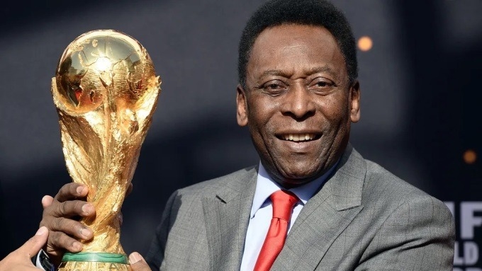 Huyền thoại bóng đá Pele cầm cúp vàng World Cup ở Paris, Pháp, năm 2014. Ảnh: AFP