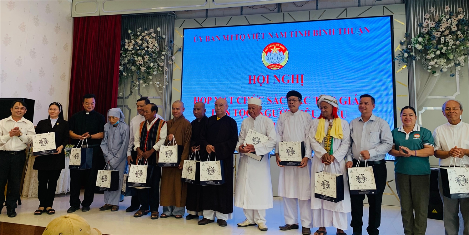 Lãnh đạo Uỷ ban MTTQ Việt Nam tỉnh tặng quà cho các đại biểu