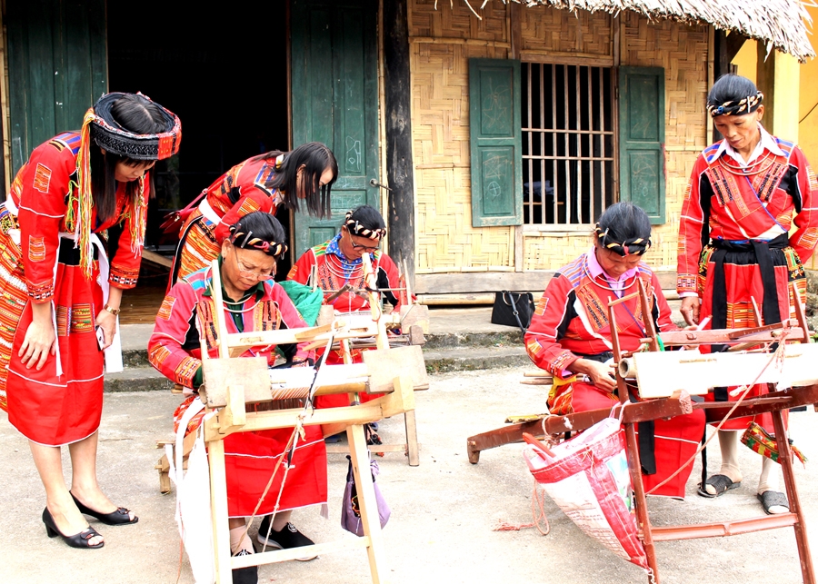 Thành viên Hợp tác xã dệt thổ cẩm Pà Thẻn, xã Tân Bắc (Quang Bình) duy trì nghề dệt truyền thống của dân tộc