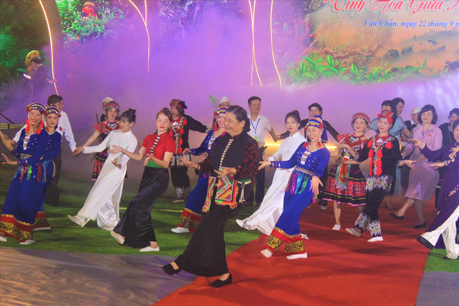 Bà Tòng Thị Phóng, nguyên Ủy viên Bộ Chính trị, nguyên Phó Chủ tịch Thường trực Quốc hội biểu diễn điệu múa Kết đoàn cùng đồng bào các dân tộc của tỉnh Yên Bái.