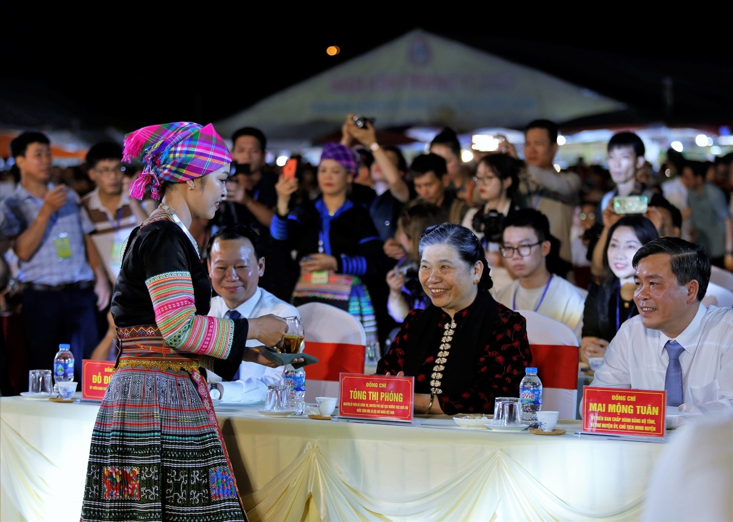 Các đại biểu thưởng thức trà Shan tuyết được các nghệ nhân pha tại lễ khai mạc