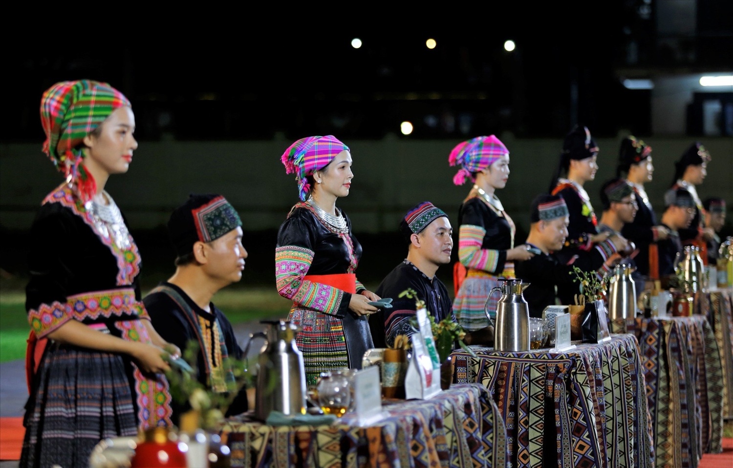Các nghệ nhân trình diễn pha trà tại lễ khai mạc