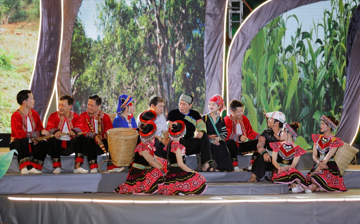 Công chúng được nghe câu chuyện về mối quan hệ của cây chè Shan tuyết với đồng bào các dân tộc huyện Văn Chấn.