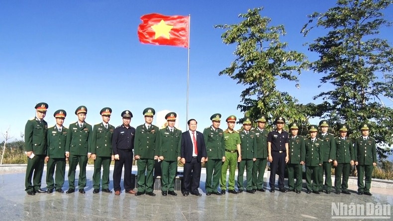 hủ tịch Ủy ban nhân dân tỉnh Kon Tum Lê Ngọc Tuấn cùng các lực lượng vũ trang tại Lễ chào cờ chủ quyền đầu Xuân Quý Mão 2023