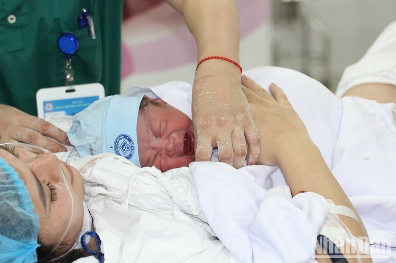 Em bé được da kề da với mẹ ngay khi chào đời.