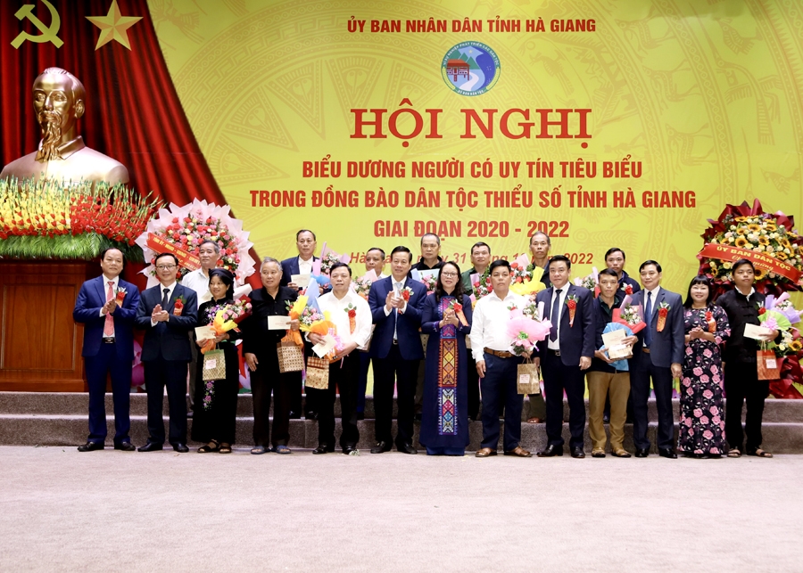 Lãnh đạo tỉnh và Ủy ban Dân tộc tặng hoa biểu dương Người có uy tín tiêu biểu trong đồng bào DTTS trên địa bàn tỉnh Hà Giang giai đoạn 2020 - 2022