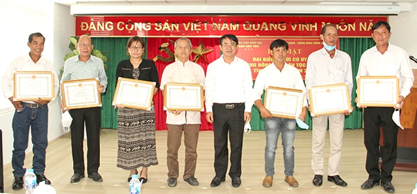 Trưởng ban Dân tộc tỉnh Nguyễn Văn Khang tuyên dương, khen thưởng Người có uy tín. Ảnh: Sông Thao
