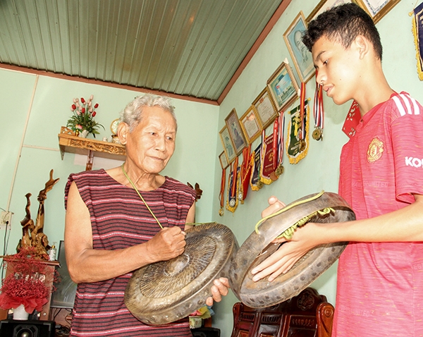 Già làng Chơ Ro Nguyễn Văn Long (ở xã Hàng Gòn, Tp. Long Khánh) truyền dạy cồng chiêng cho lớp trẻ