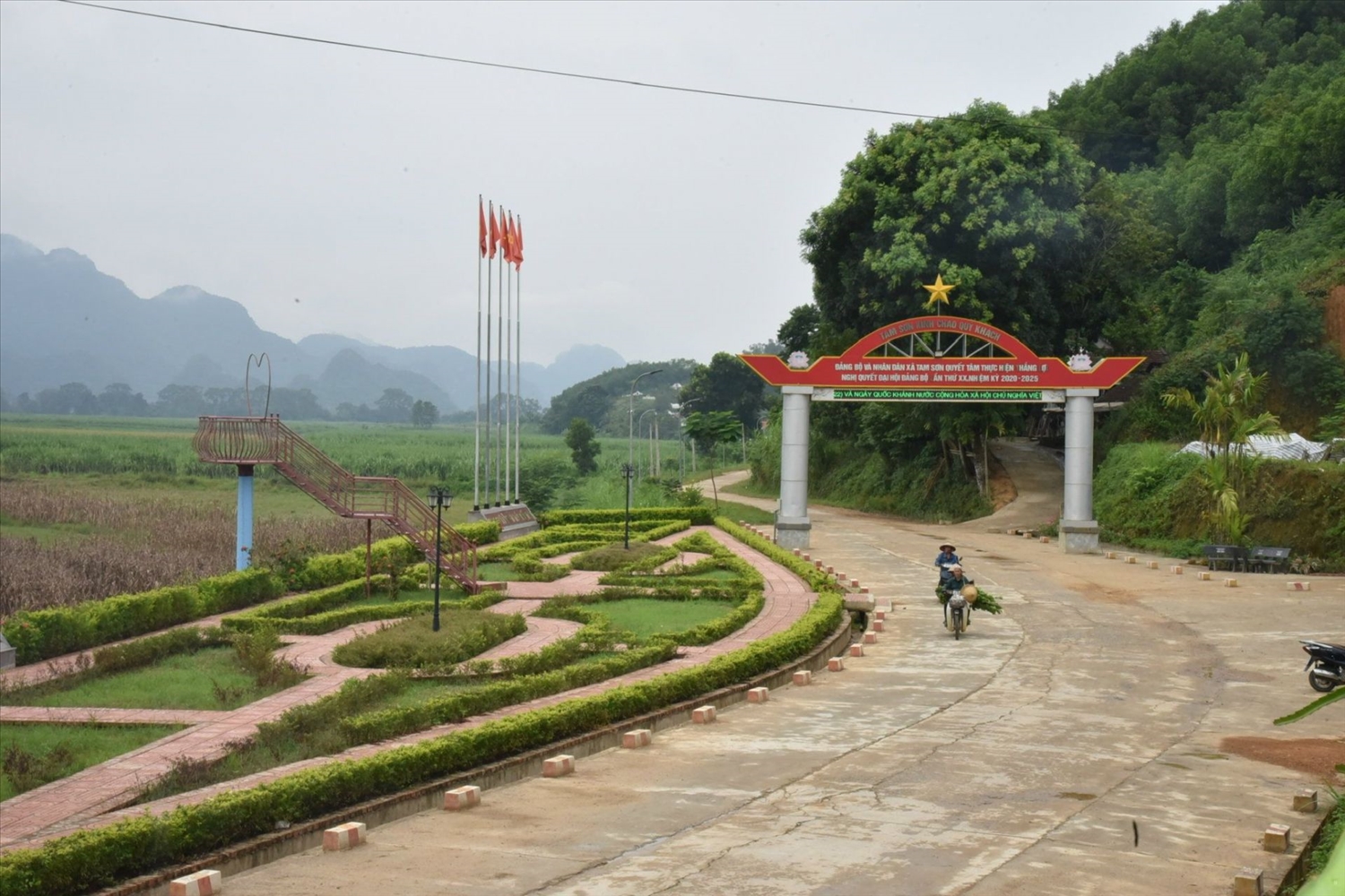 Phong trào xây dựng NTM huy động các nguồn lực xây dựng hạ tầng tạo cảnh quan mới cho xã Tam Sơn - xã khó khăn của huyện Anh Sơn