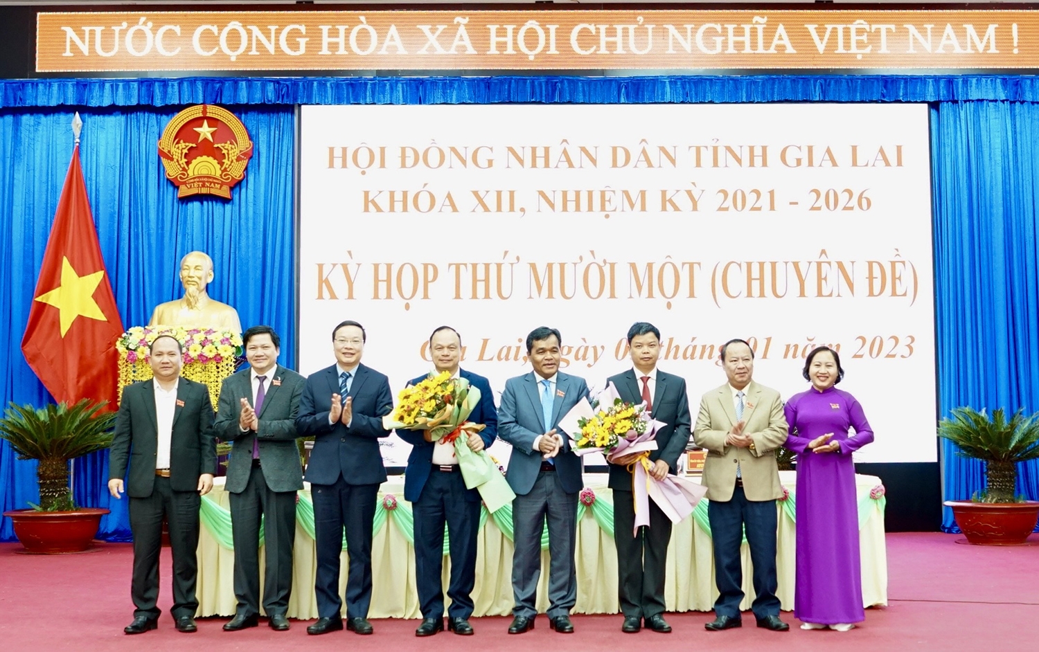 Thường trực HĐND tỉnh tặng hoa chúc mừng 2 tân Phó Chủ tịch UBND tỉnh nhiệm kỳ 2021 - 2026