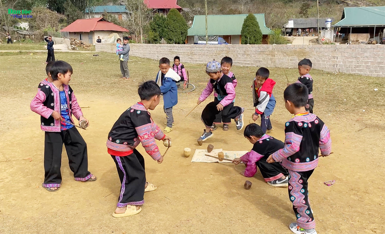 Đánh tù lu là trò chơi truyền thống trong các dịp lễ hội của người Mông, được các bé trai yêu thích.