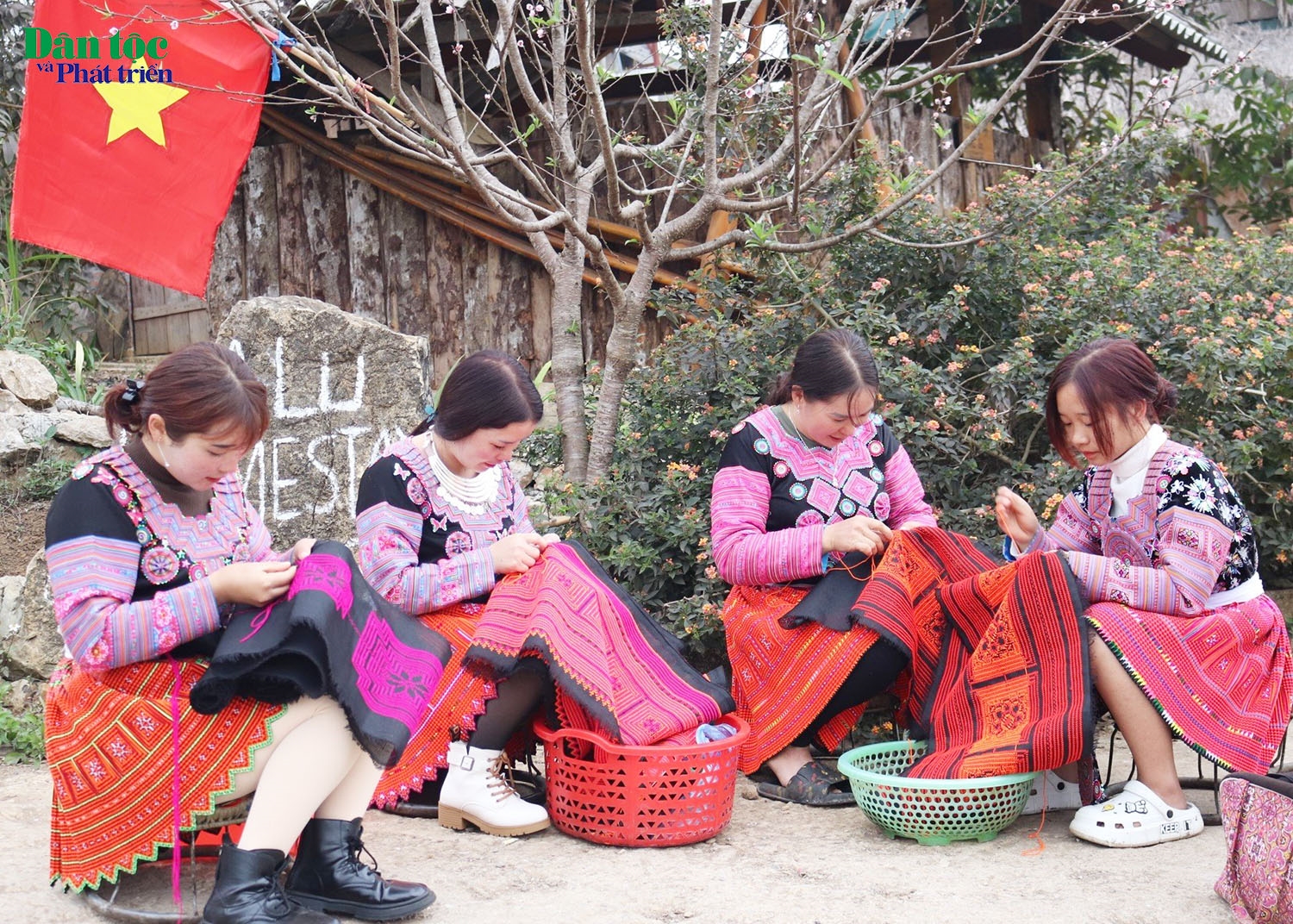 Người phụ nữ Mông khéo tay thêu thùa may vá, họ chuẩn bị cho cả gia đình những bộ quần áo mới cho cả gia đình đón năm mới 
