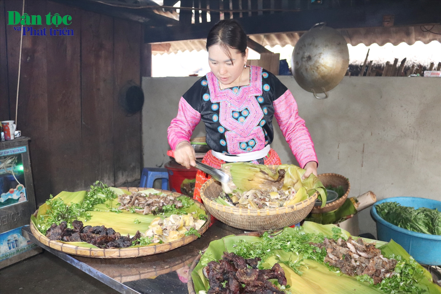 Chị Tráng Thị Dớ - chủ Homestay A Lu chuẩn bị mâm cơm đãi khách đến chúc Tết truyền thống của người Mông.