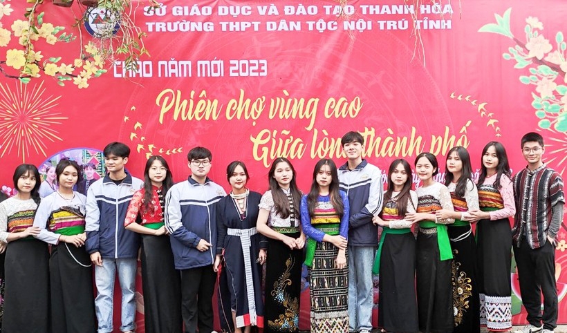 Học sinh Trường THPT Dân tộc Nội trú tỉnh Thanh Hóa tại buổi tổ chức "Phiên chợ vùng cao giữa lòng thành phố"