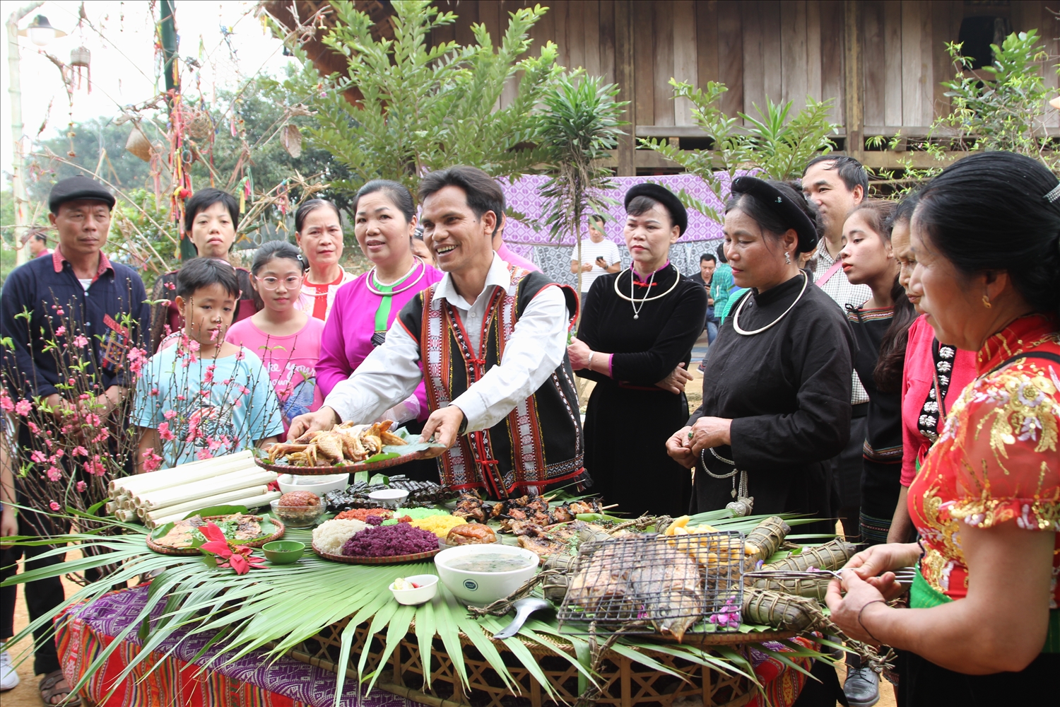 Bà con các dân tộc tại Ngôi nhà chung giới thiệu các món ẩm thực đến với du khách